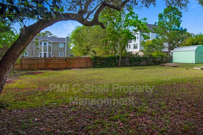 Building Photo - 3009 Laurel Dr