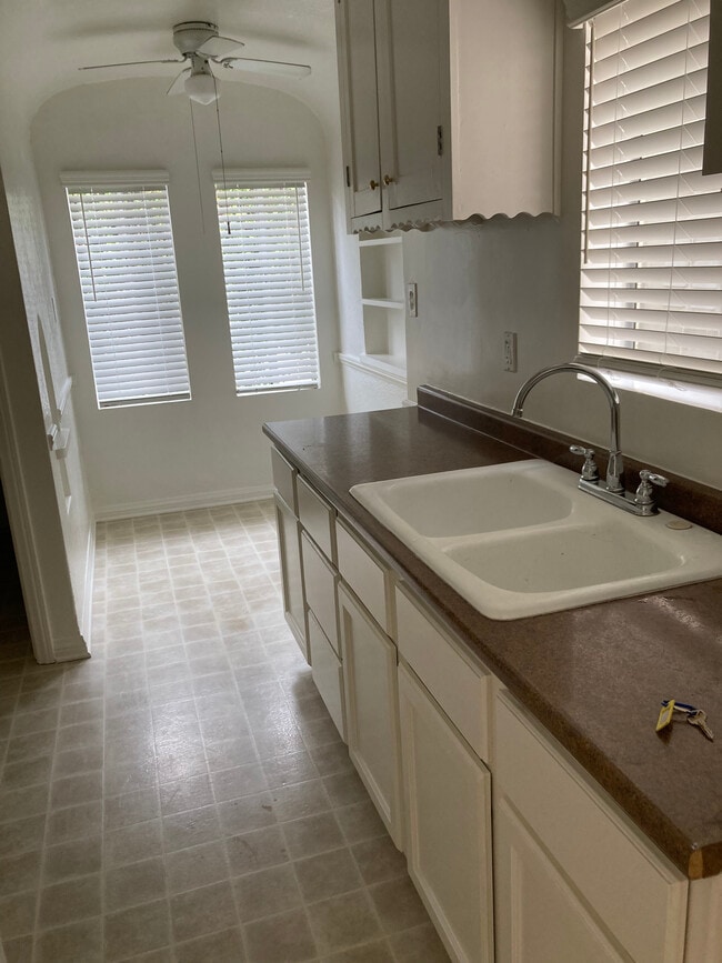 Kitchen/Dining Area - 934 W 9th St