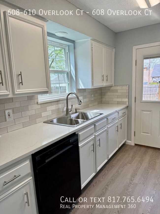 Foto del edificio - 608-610 Overlook Ct-608 Overlook Ct