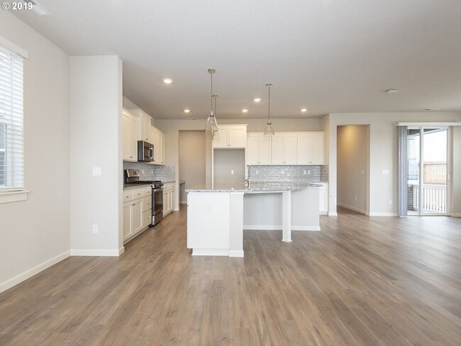 Building Photo - 7233 SE Tamarack Street~ MOVE IN SPECIAL!!...