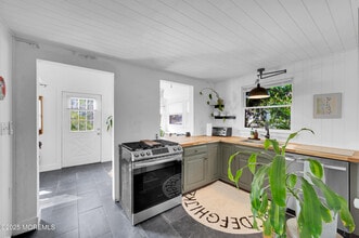 Building Photo - 638 Parkside Ave