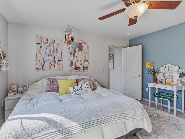 Foto del edificio - 2114 Meadow Dr