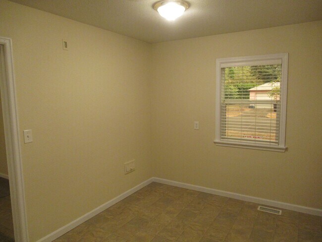 Building Photo - Three Bedroom Home in South Salem