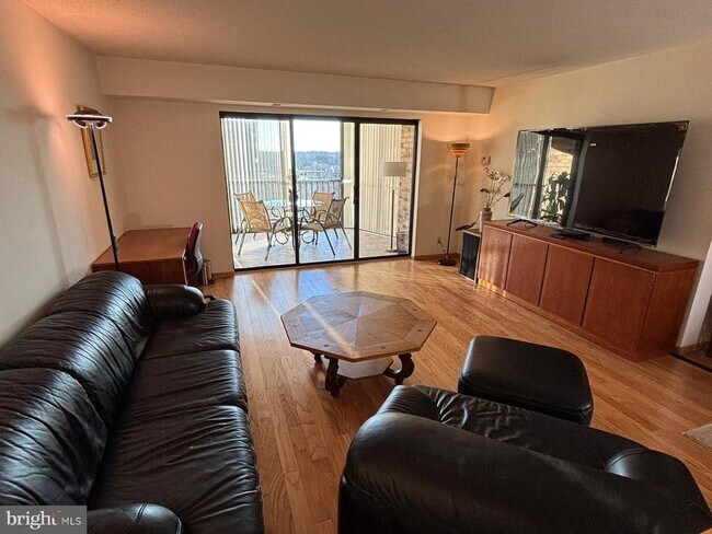 Foto del edificio - 5903 Mt Eagle Dr