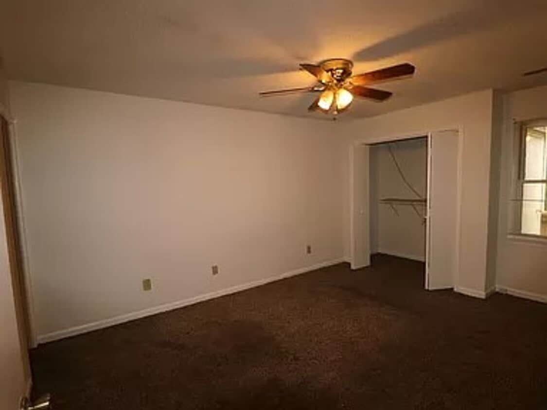 Building Photo - 3 bedrooms, 2 bath one level town-home wit...