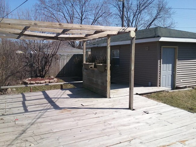 Building Photo - 7533 Catalpa Ave