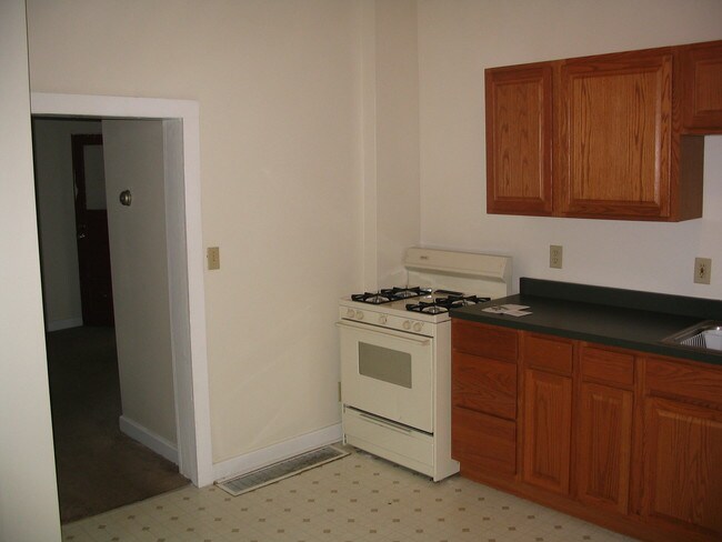 Kitchen - 417 E 9th St