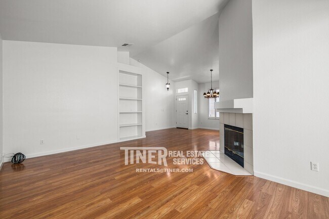 Foto del edificio - 8213 Wild Tree Pl
