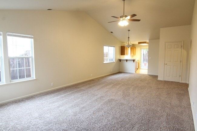 Building Photo - Spacious 4 Bedroom Chico Home!