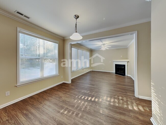 Foto del edificio - 100 Pearson Pl