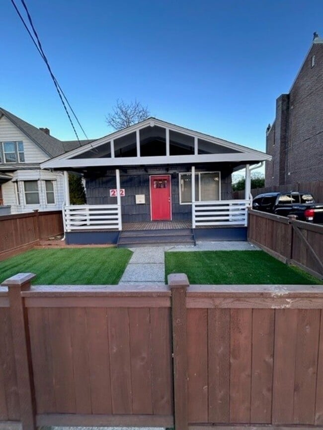 Building Photo - Completely Remodeled 2 BR/2 BA House available in the Central District