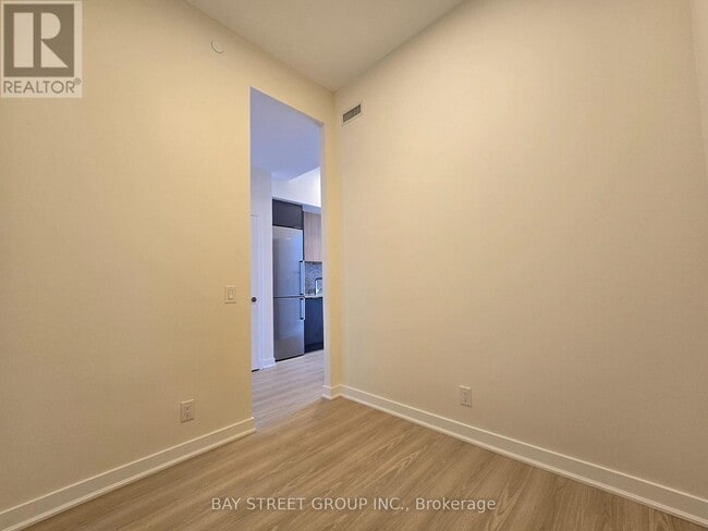 Photo du bâtiment - 120 Parliament St