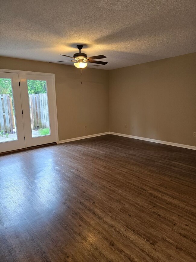 Building Photo - Townhome