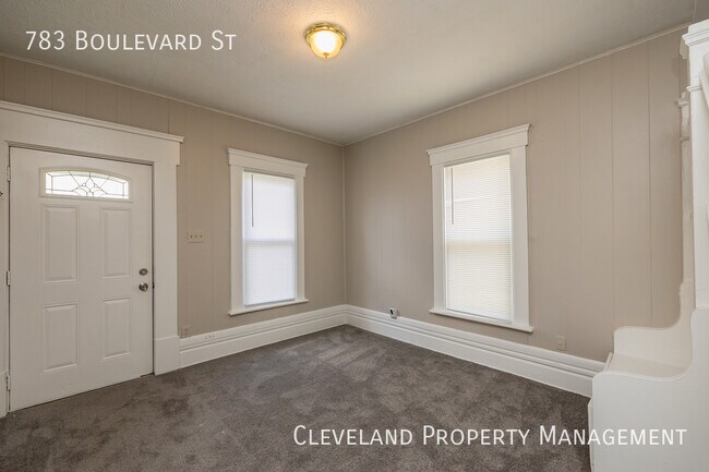 Building Photo - Renovated Akron Home