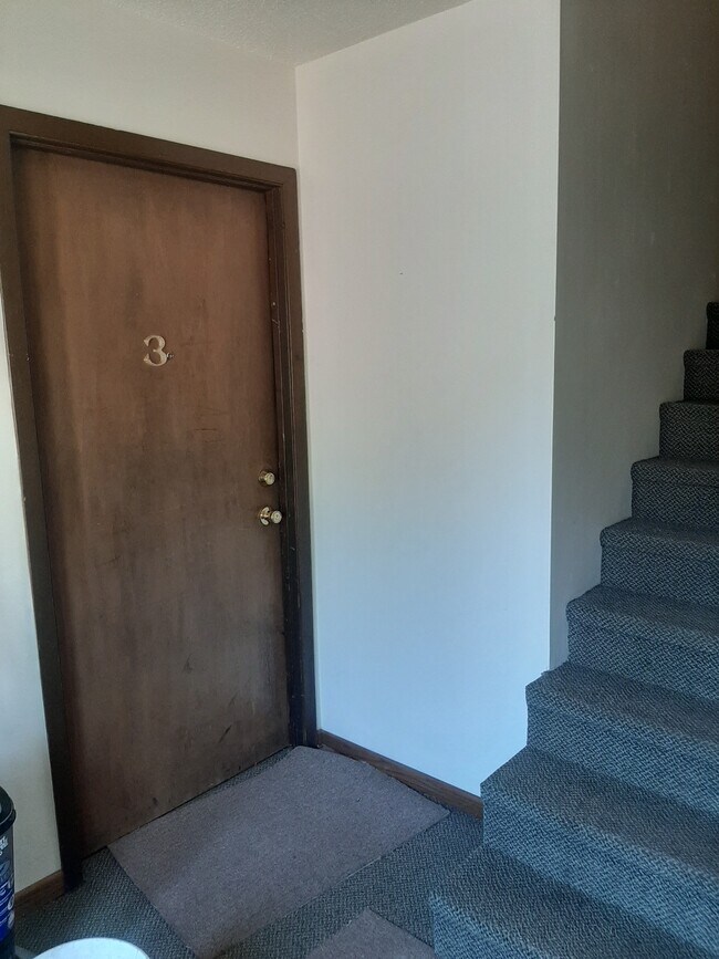 South Building Apartment Entrance - 800 Broadway Ave