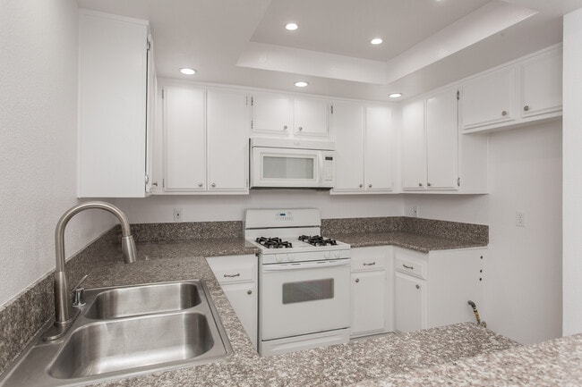 Building Photo - 527 Spring Rd