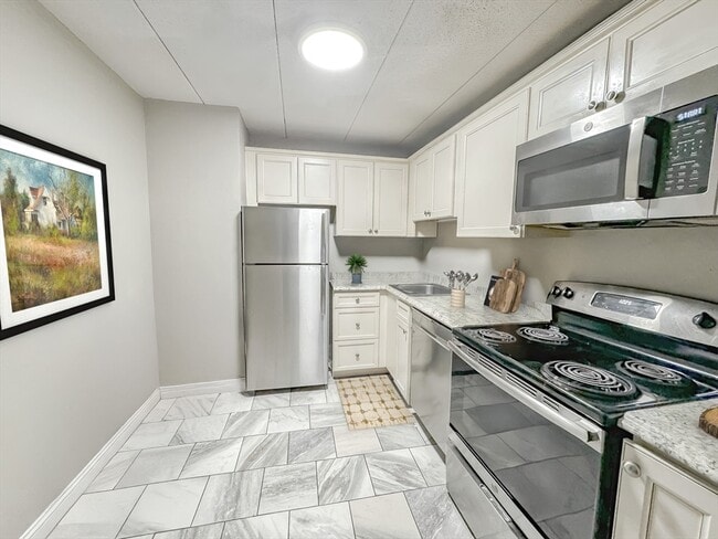 Building Photo - 4 Hawes St