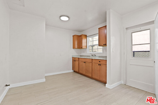 Building Photo - 1340 W 36th St