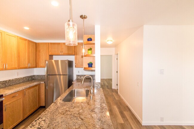 Foto del edificio - Elegantly Upgraded 2 Bed/1 Bath Condo in UTC with Private Patio/Washer & Dryer!