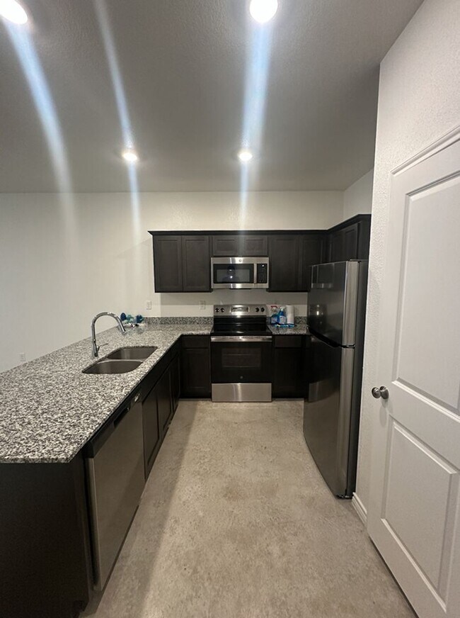 Foto del edificio - Beautiful 3 Bedroom 2 Bath Duplex availabl...