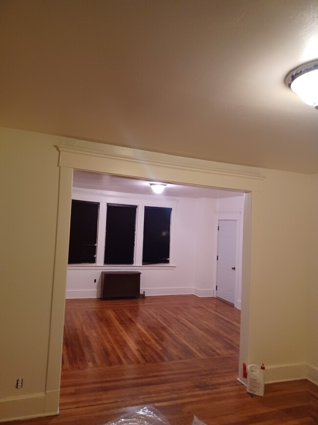 Sala de estar/entrada frontal - 65 Parmelee Ave