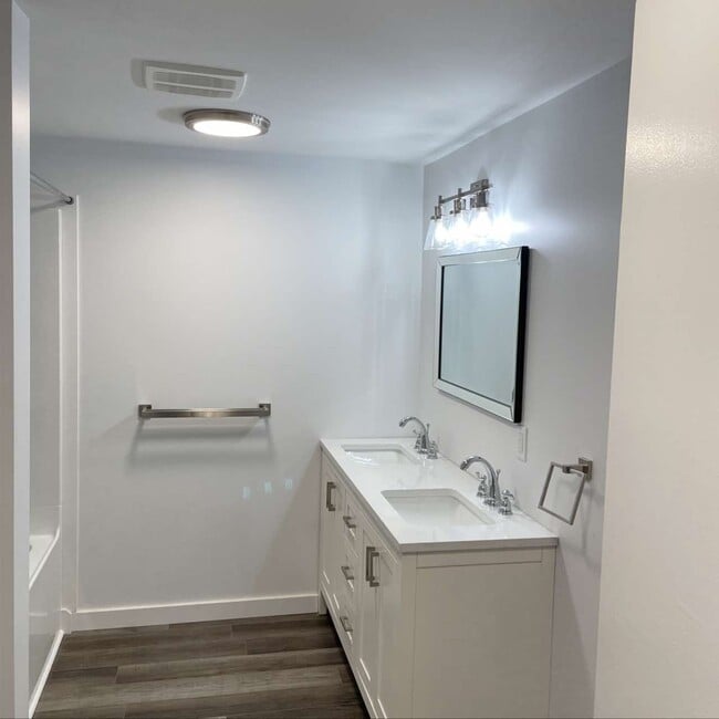 Building Photo - 84 Dufferin Ave