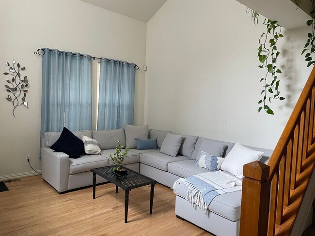 Building Photo - Charming 2BR/2.5Bath Townhome in Lowry!