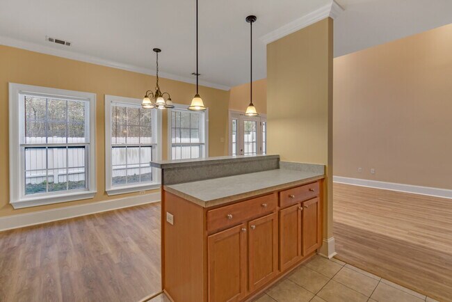 Building Photo - Lovely updated 3 bedroom, 2.5 bath townhome in Savannah's Oak Pointe Subdivision.