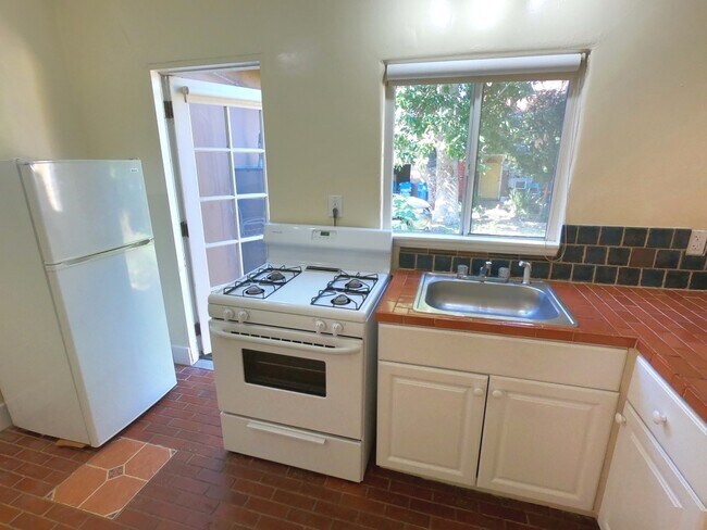 Building Photo - 409 S Coronado St