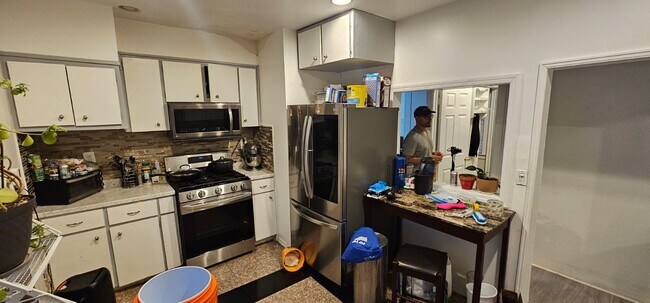 Se incluyen microondas, estufa y refrigerador. - 157 N 15th St