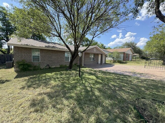 Foto del edificio - 5502 Wellington Dr