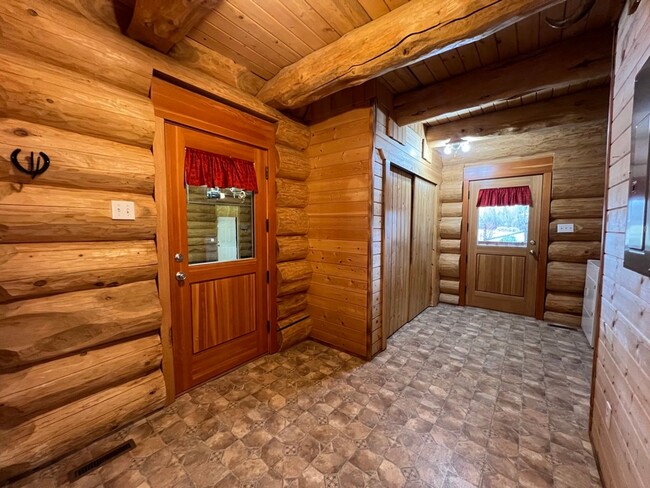 Foto del edificio - Enchanting Log Home for Lease