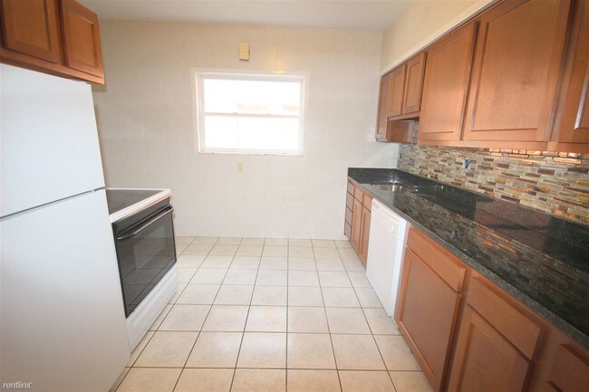 Building Photo - 3 br, 1 bath  - 2283 Shady Ave 2283