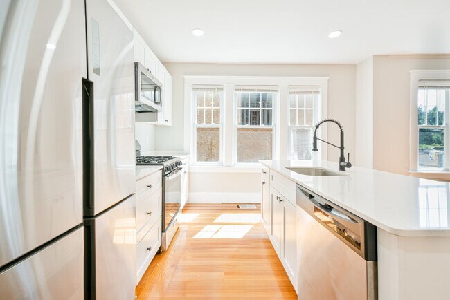 Foto del edificio - 4 Bed Gorgeous Unit Near PC / Elmhurst (Available 6/1/2026)