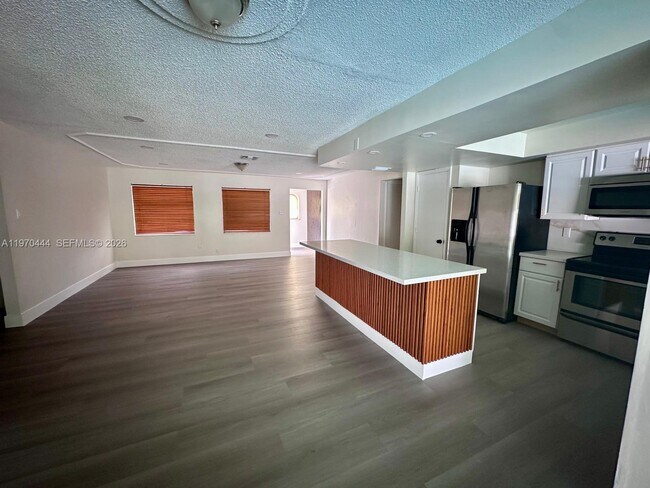 Foto del edificio - 6777 NW 4th St