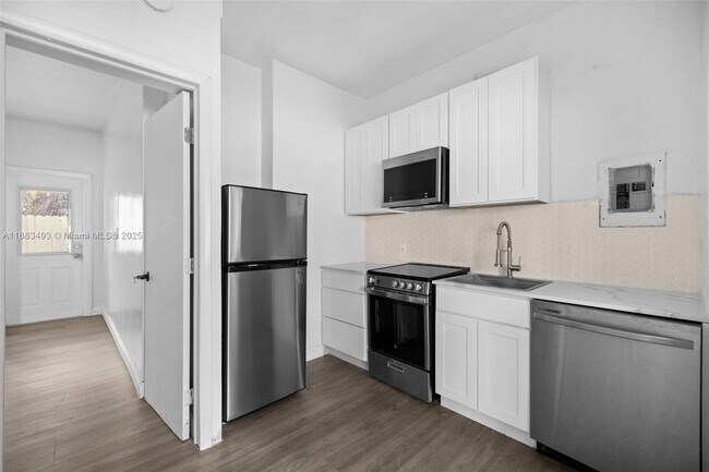 Foto del edificio - 2822 Pine Tree Dr