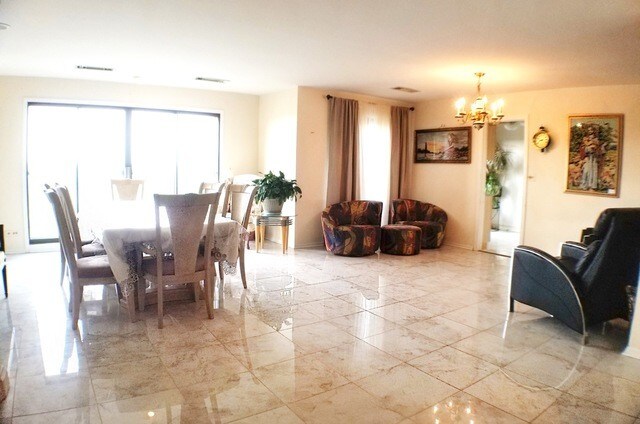 Foto del edificio - 4601 W Touhy Ave