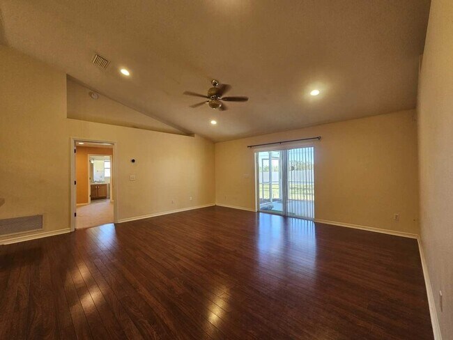 Foto del edificio - Charming 3-Bedroom Home in Prime Clermont ...