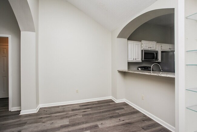 Foto del edificio - 5822 Michaelson Dr