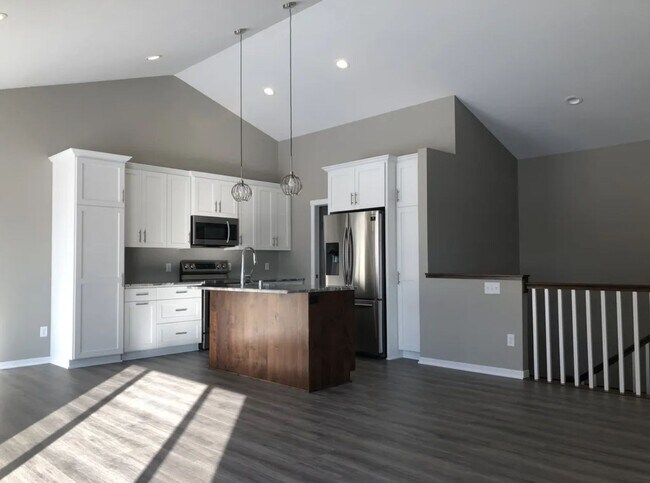 Building Photo - NW Highly Desirable Badger Hills neighborhood Beautifully maintained 4-bedroom, 2-bath, 2 car att...