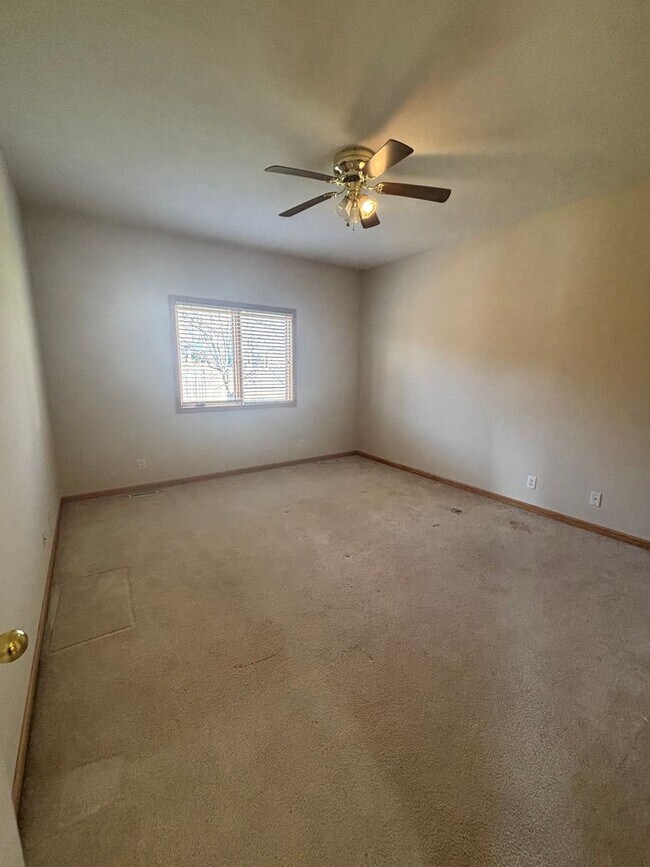 Foto del edificio - Spacious 3 bed / 2.5 bath Townhome in Millard