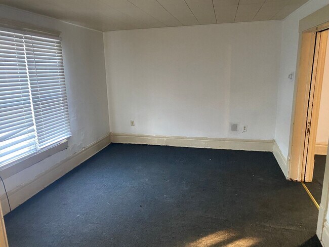 Foto del edificio - Spacious 3-Bedroom Home for Lease in Akron