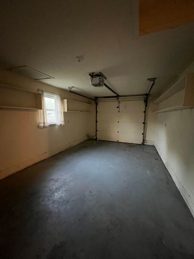 Building Photo - Beautiful 2 bedroom 1 bath 1 car garage