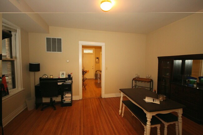 Foto del edificio - 1336 W Belmont Ave