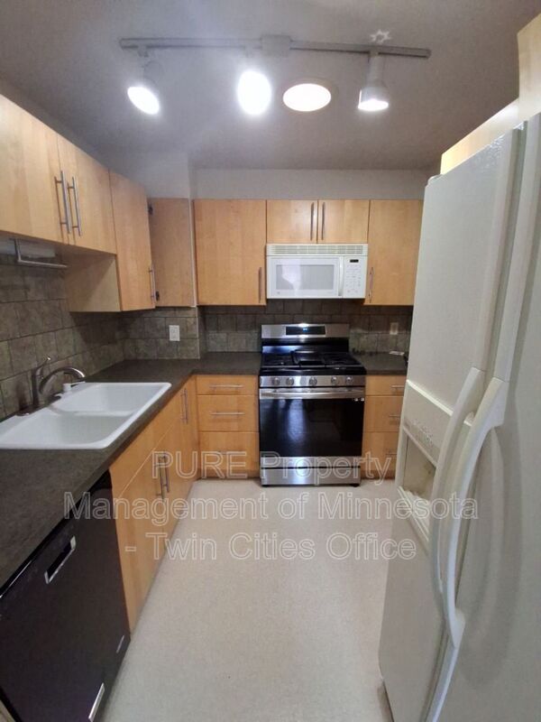 Foto del edificio - 218 W Eagle Lake Dr