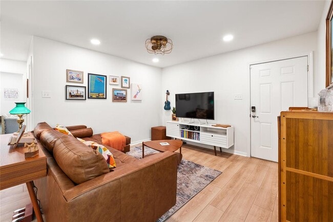 Building Photo - 2450 Ashdale Dr