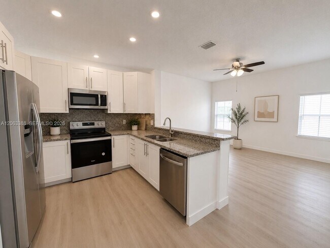 Building Photo - 837 Tanglewood Cir