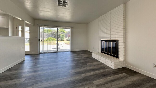 Building Photo - Beautiful Renovated 4 Bedroom 2 Bath Home ...