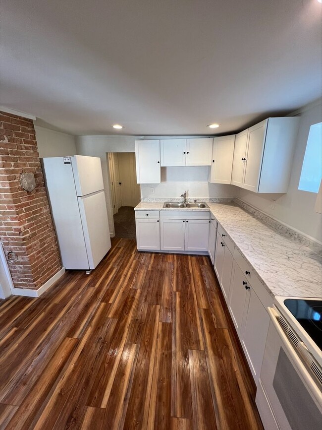 Building Photo - 150 Maple St