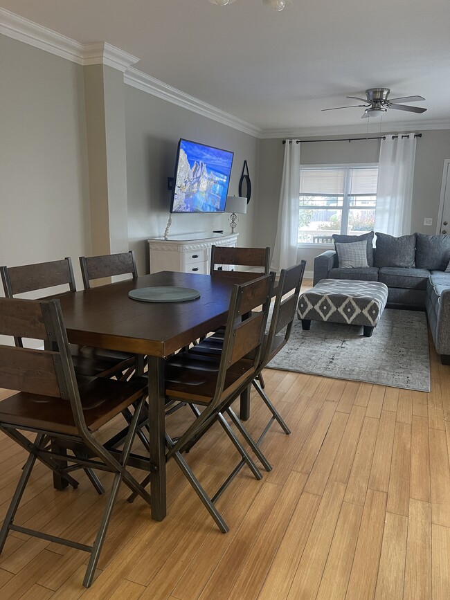 Table seats 6 - 459 4th Ave S